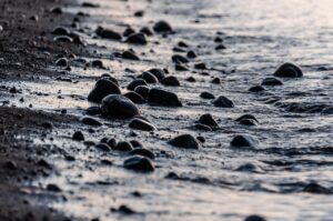 des cailloux sur la plage